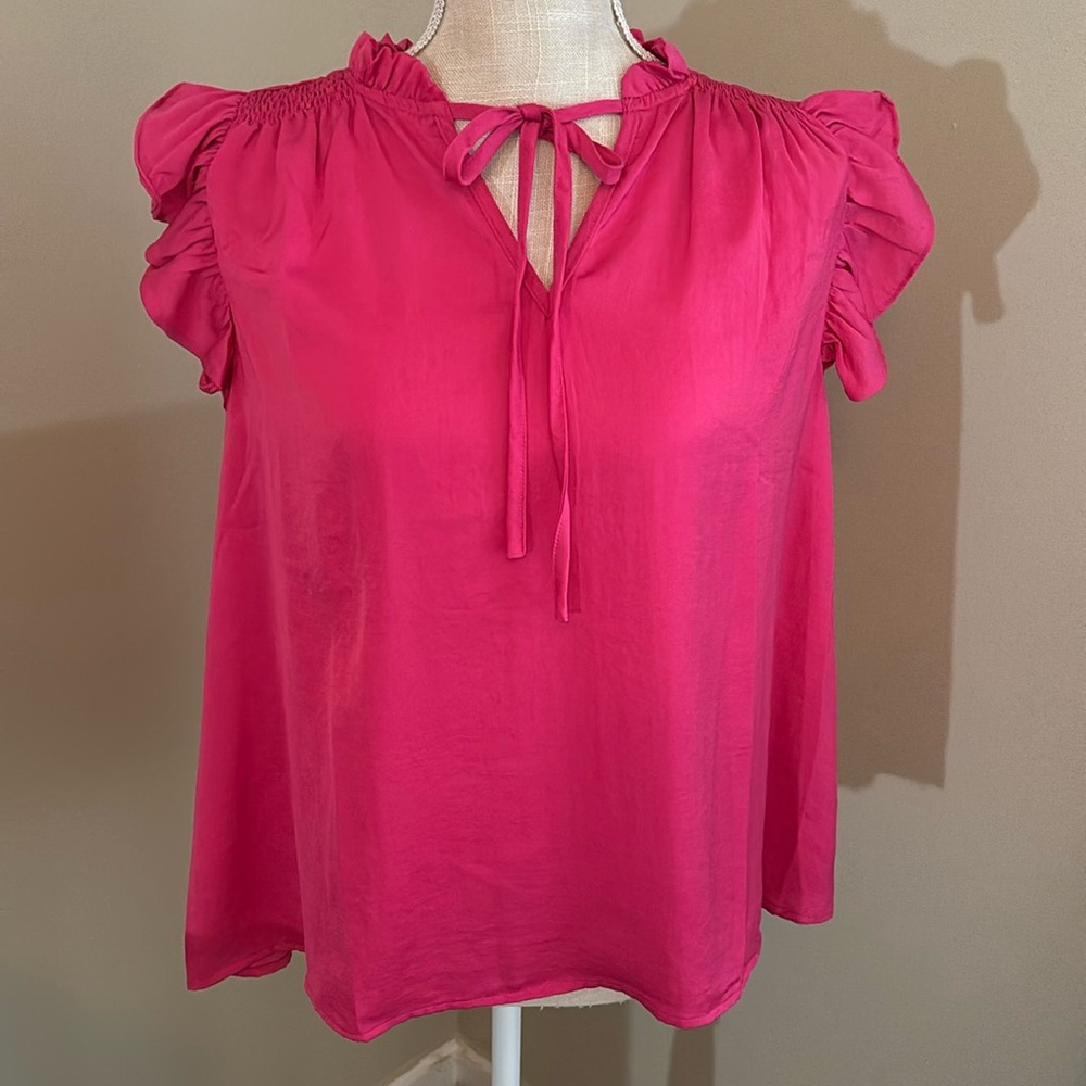 🚍📝📚 Glam Pink Ruffle Sleeve Top - size Med - NWT